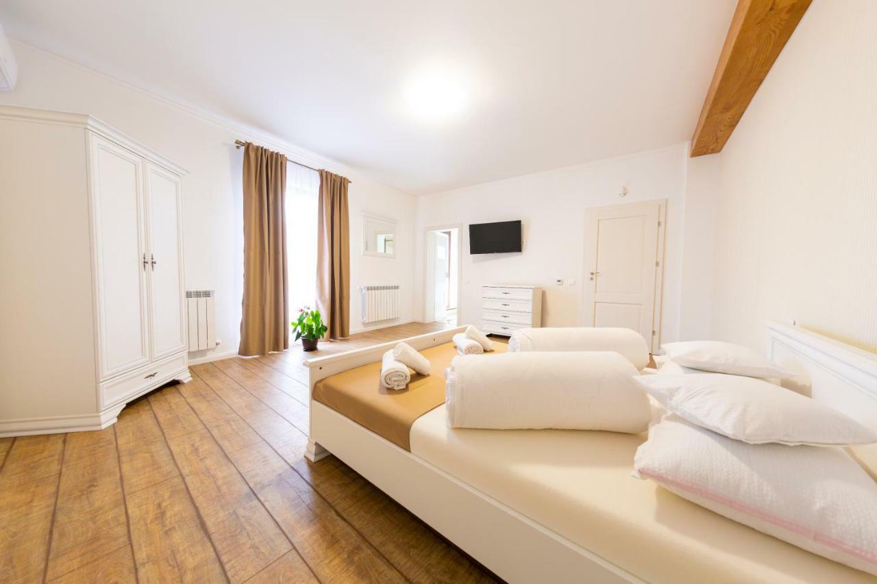 Casa Cu Nuc Hotel 4*